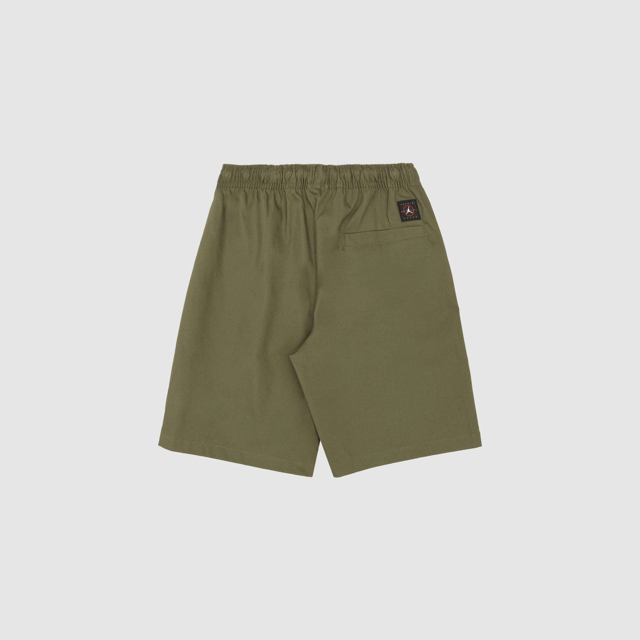 ESSENTIALS WOVEN SHORTS MEDIUM OLIVE