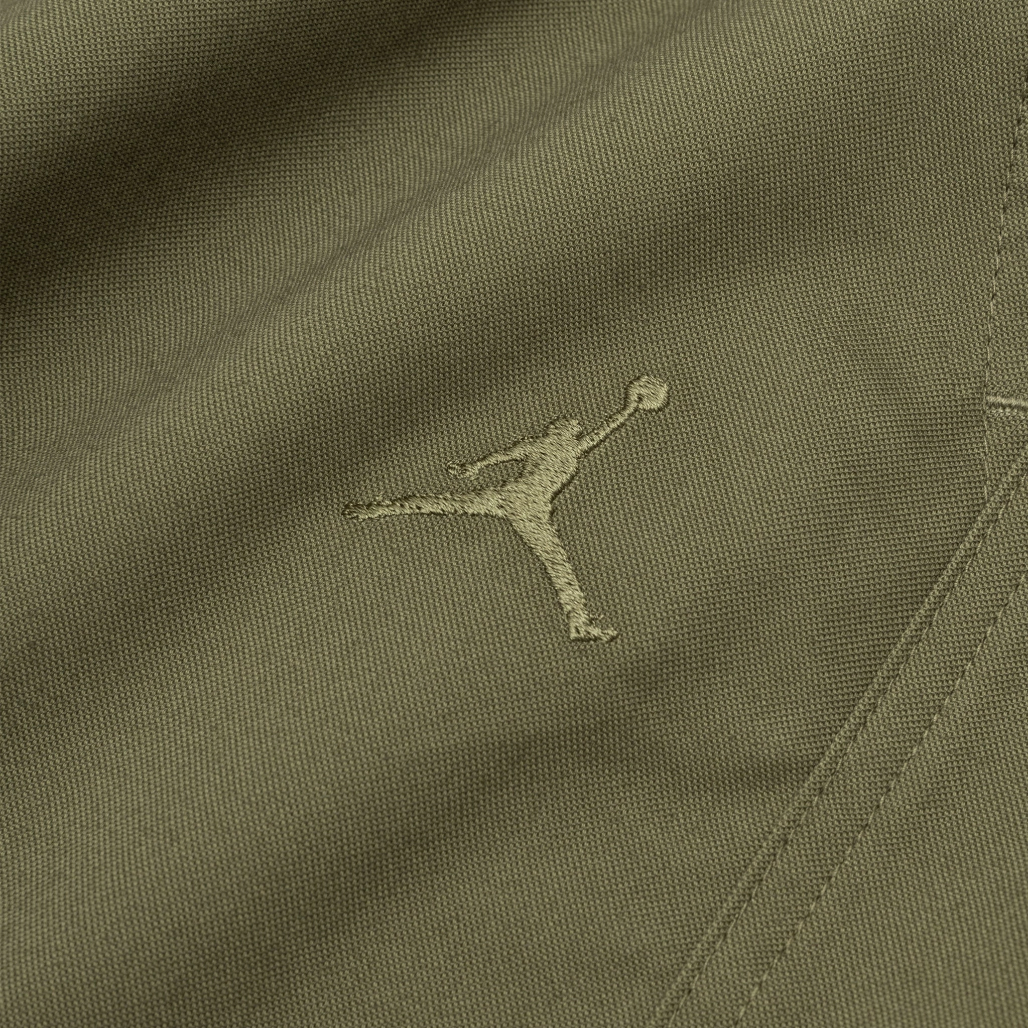 ESSENTIALS WOVEN SHORTS MEDIUM OLIVE