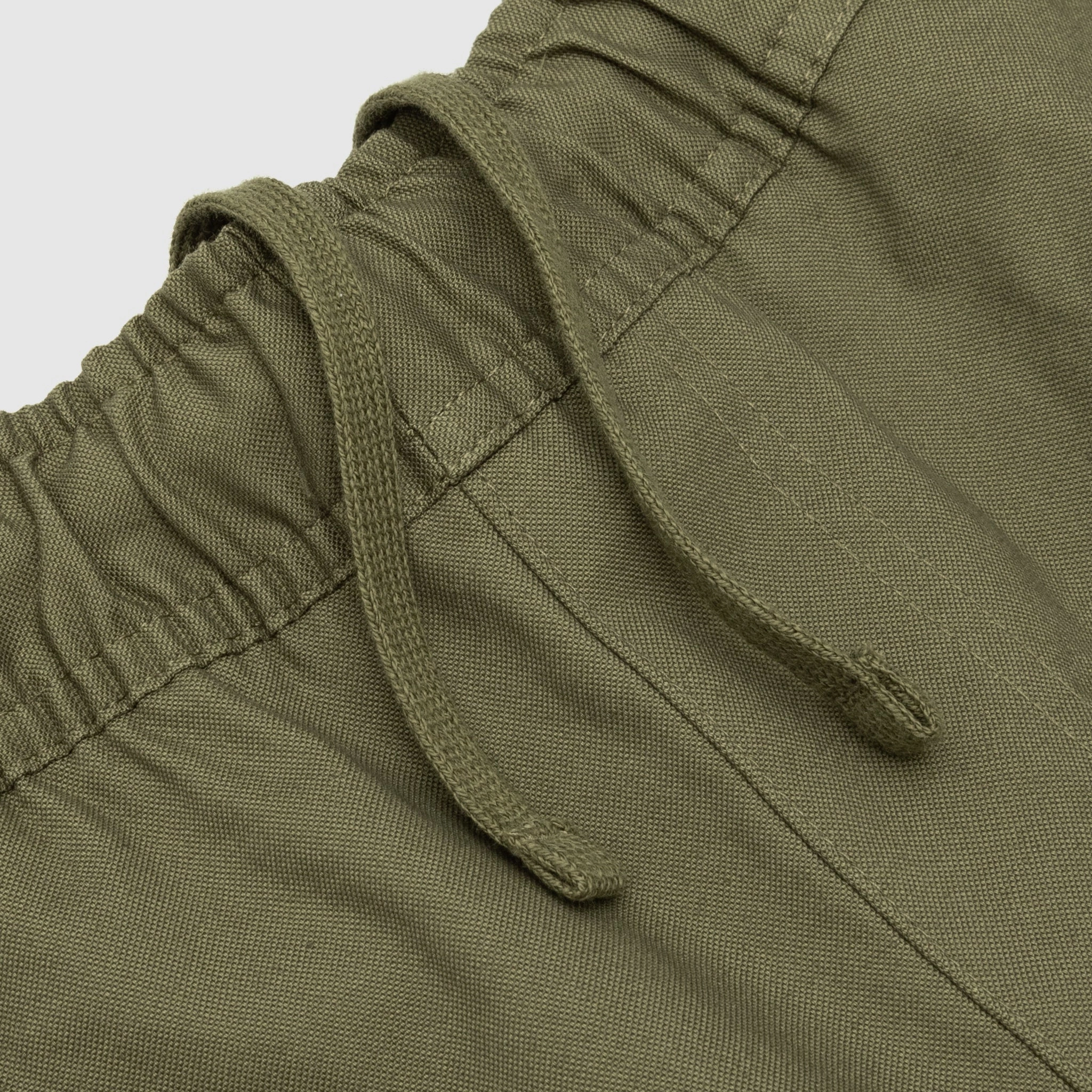 ESSENTIALS WOVEN SHORTS MEDIUM OLIVE